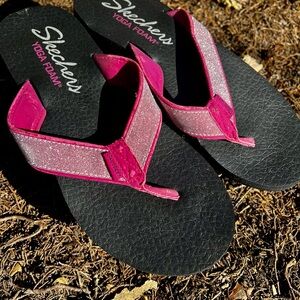 Skechers Pink Glitter Yoga Foam Flip Flops 10 cushioned cute Barbie beach vacay.